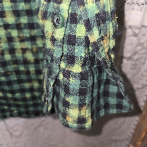 A Rare Bird Flannel Longsleeve Holiday Santa Womens Shirt L/XL Acid Washed - Picture 9 of 10